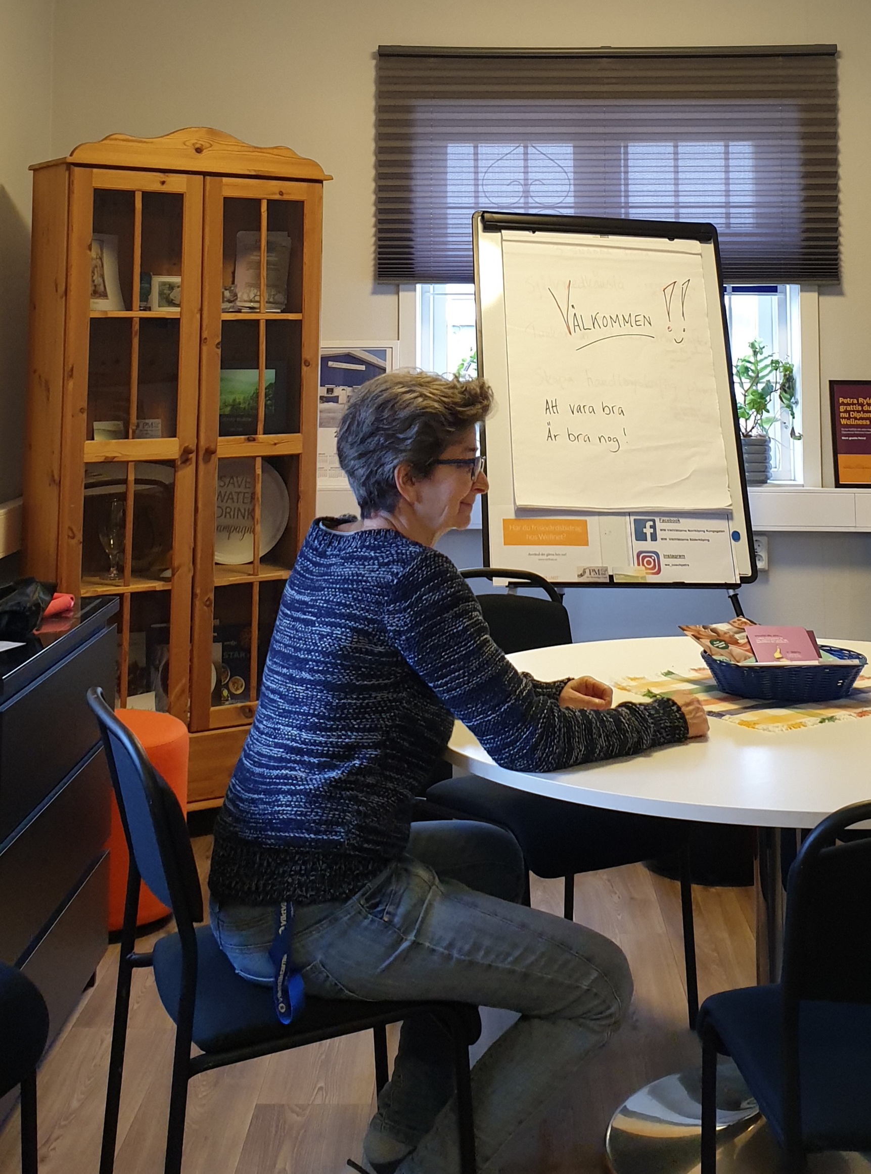 Bord med stolar förberett för gruppsamtal